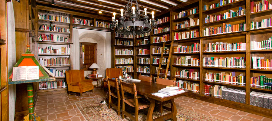 http://www.funjdiaz.net/imag/casona/biblioteca1.jpg