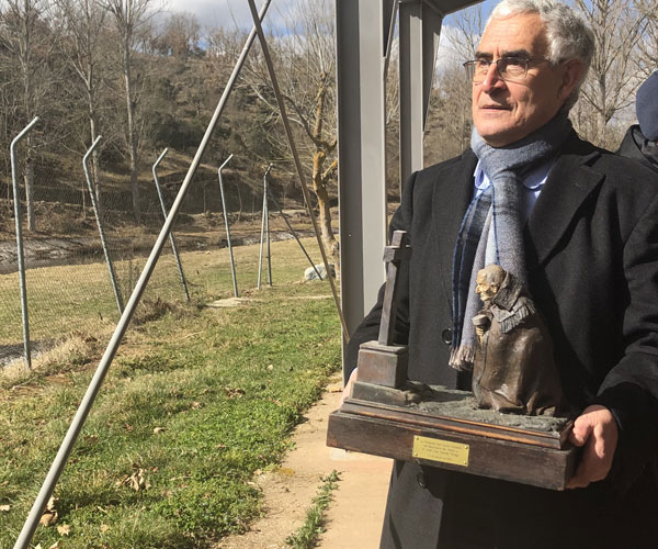 Talla conmemorativa entregada al autor