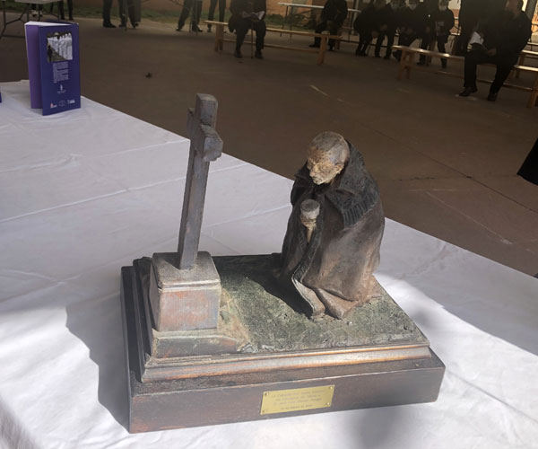 Talla conmemorativa entregada al autor