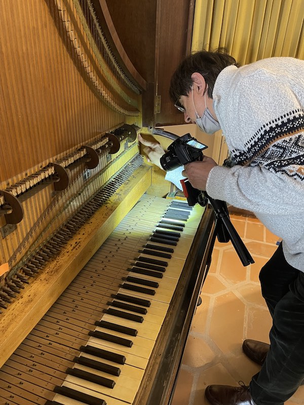 Joan Josep Gutiérrez revisando el Piano Clementi