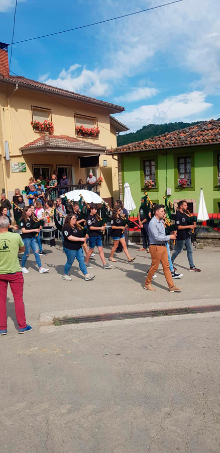 Banda de gaiteros jóvenes