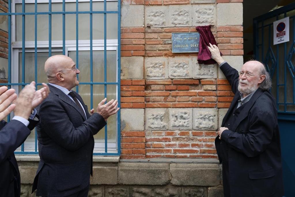 Joaquín Díaz destapa la placa con su nombre