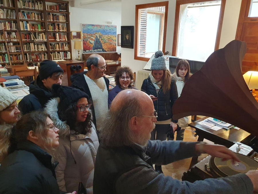 Con Joaquín Díaz escuchando el gramófono